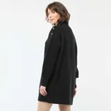 Vestido tipo sweater de punto color negro, con cuello alto y detalle de botones decorativos en el hombro. Presenta mangas largas con puños ajustados y un corte recto.