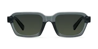 Lentes de sol unisex Adisa Fossil Olive con montura cuadrada gris y lentes verdes polarizadas. Fabricados con material Bio-based G850 y lentes TAC alemanas con recubrimiento Antiscratch y Superhydrophobic. Diseñados para equilibrio entre comodidad y durabilidad.