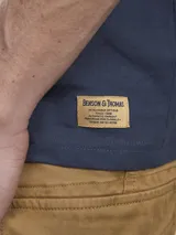 Remera de algodón color azul marino, con estampa gráfica en la espalda que representa un paisaje de dunas con un círculo superior y texto de la marca Benson & Thomas.