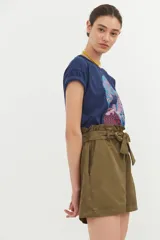 Short de tiro alto color verde militar con bolsillos delanteros y lazo en la cintura.