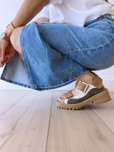 Sandalias de cuero con plataforma de goma, color verde, blanco y beige.