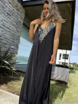 Vestido largo negro de corte holgado, con escote en V profundo decorado con lentejuelas multicolor brillantes.