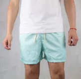 Short de baño turquesa con cordón ajustable en la cintura.