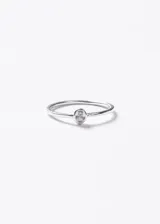 Anillo de plata 925 con diseño minimalista de banda fina y un engaste central con una zirconia blanca en forma ovalada.