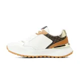 Championes urbanos Korium modelo Catha, color blanco con detalles en marrón, monograma, y apliques metalizados dorados con logo circular en el lateral.