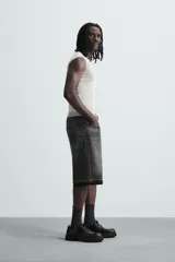 Bermuda de denim de algodón, color negro lavado, de corte ancho (baggy fit) y tiro medio. Presenta cinco bolsillos y bajo con acabado irregular deshilachado.