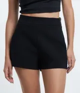 Short de vestir color rosa claro, de corte recto y tiro alto.