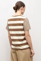Remera de manga corta con diseño de rayas horizontales anchas en color marrón topo y blanco, con mangas de rayas más finas.