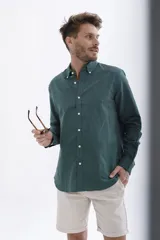 Camisa de lino color crudo, de manga larga y corte clásico.