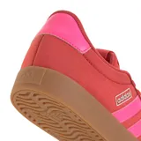 Championes Adidas VL Court 3.0 de estilo urbano, con diseño retro y silueta atemporal. Presentan una combinación de tonos rojos y rosados con las icónicas tres bandas laterales y suela de goma color marrón.