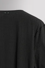 Camiseta de entrenamiento de corte relajado, confeccionada en tejido técnico ligero y elástico con textura microperforada. Presenta cuello redondo, manga corta y costuras termofijadas.