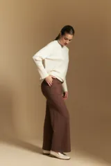 Pantalón de punto de corte ancho y fluido, con cintura elástica y diseño relajado.