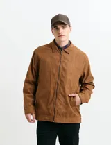 Campera de napa ecológica color tostado, con cierre frontal metálico, cuello camisero y bolsillos laterales.