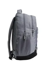 Mochila negra con base marrón, tiras regulables, porta botellas, bolsillos frontales y organizador interno.