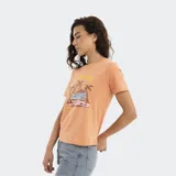 Remera color naranja con estampa de playa con palmeras y texto.