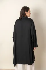 Túnica italiana larga en satén de seda color azul marino liso, de corte suelto con bolsillos laterales.