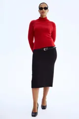 Top de punto fino color rojo, de manga larga y cuello alto.