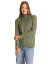 Polera de tejido fino, color rosado, con cuello alto, manga larga y detalle de tajo en los puños.