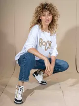 Pantalón de jean azul de corte amplio con cintura elastizada.