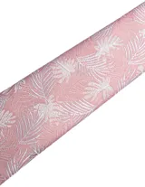 Set compuesto por una corbata y un pañuelo de bolsillo a juego, ambos en color bordó con un estampado geométrico sutil en tono oscuro.