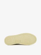 Zapatillas bajas Autry Medalist Low de cuero blanco con detalles en marrón en el talón, logo bordado en el lateral, puntera perforada, cierre con cordones y suela color crema.