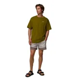Short Columbia Riptide Retro Short de hombre, color gris con paneles inferiores en marrón y detalles en verde oliva. Cuenta con tecnología Omni-SHIELD™ de repelencia al agua y manchas, cintura elástica con cordón ajustable y bolsillos con cremallera.