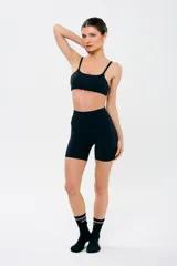 Top deportivo negro con breteles finos regulables y almohadillas removibles.