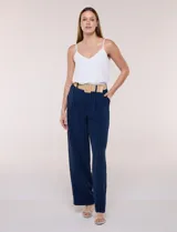 Pantalón wide leg blanco con finas rayas verticales oscuras, tiro alto, bolsillos laterales y pinzas frontales. Incluye un cinturón trenzado de rafia con hebilla rectangular.