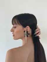 Aros colgantes con forma de flor negra y apliques de strass plateados.