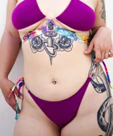 Conjunto de bikini color violeta con tiras estampadas.
