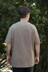 Remera negra de algodón con cuello redondo y mangas cortas. Estampado frontal con tres flores de colores.