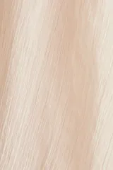 Blusa oversized de tejido liviano con efecto arrugado, cuello elevado drapeado con abertura en V, frunces frontales y tiras largas en la espalda. Presenta mangas globo largas de corte raglán con costura interior abierta y puños elásticos.