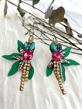Aros colgantes con forma de flor, con pétalos de tela verde y centro con strass de colores.