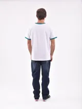 Remera blanca de mangas cortas con cuello y puños en color verde. Estampado frontal con texto y pelotas de tenis.