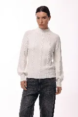 Polera de cuello alto con diseño de trenzas verticales en tejido de punto suave, de manga larga con puños ajustados.