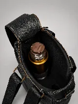 Matera mochila unisex de cuero marrón, con diseño estructurado, bolsillo frontal con cierre, asas superiores y correas ajustables.
