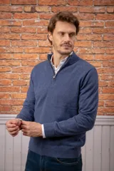 Sweater de punto con medio cierre frontal, cuello alto y mangas largas con puños acanalados.