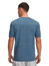 Remera deportiva Under Armour de manga corta, confeccionada en tejido de punto suave con tecnología sin costuras para evitar rozaduras. Presenta un diseño técnico con zonas de ventilación estratégicas y logotipos iridiscentes en el pecho.