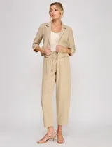 Blazer corto de lino color beige, marca Allie Rose, de estilo relajado y corte crop con frente abierto sin botones. Presenta solapa de muesca y mangas tres cuartos con detalle fruncido en los laterales.