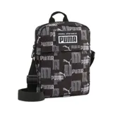 Bolso bandolera Puma Academy Portable negro con estampado de logos y letras en gris. Cuenta con correa ajustable, bolsillo frontal con cierre y compartimento principal con cierre.