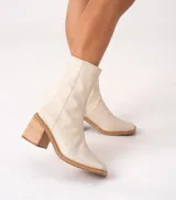 Bota de cuero vacuno color marrón con cierre lateral, taco de madera de 7cm y caña de 19cm.