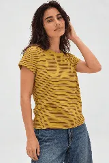 Remera tostada con diseño de rayas horizontales oscuras, cuello redondo y mangas cortas.