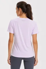 Remera deportiva de manga corta con diseño ergonómico y paneles laterales en tejido técnico transpirable. Presenta cuello redondo y un pequeño logo estampado en el pecho.