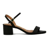 Sandalia negra de tiras finas, con taco ancho y bajo, y tira ajustable con hebilla en el tobillo.