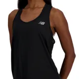 Musculosa deportiva New Balance Sport Essentials, color negro, con diseño de espalda nadadora y logo reflectante de la marca en el pecho.