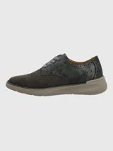 Sneaker de estilo oxford en tonos gris, confeccionada en gamuza con detalles perforados tipo brogue. Presenta cordones planos de cinta y una suela de plataforma en color gris claro.