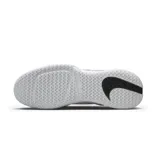 Championes de tenis Nike Court Air Zoom Vapor Pro 2, color blanco con detalles en negro. Presentan un diseño aerodinámico con tecnología Air Zoom en la entresuela para mayor amortiguación y respuesta, y un patrón de rayas diagonales en el talón.