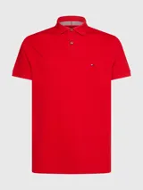 Chomba roja Tommy Hilfiger 1985 de corte regular, con cuello tipo chomba, cartera de dos botones, logo de Tommy Hilfiger bordado en el pecho y detalles distintivos de la marca.