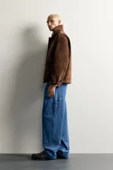 Jeans relaxed fit de mezclilla azul con diseño de bolsillos de carpintero, corte recto y perneras amplias.