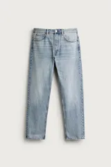 Jeans regular fit confeccionados en denim de algodón celeste con efecto lavado, de cinco bolsillos y cierre frontal con cremallera y botón.